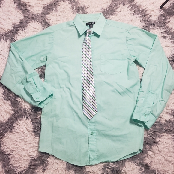 Green button down with tie - Picture 2 of 10